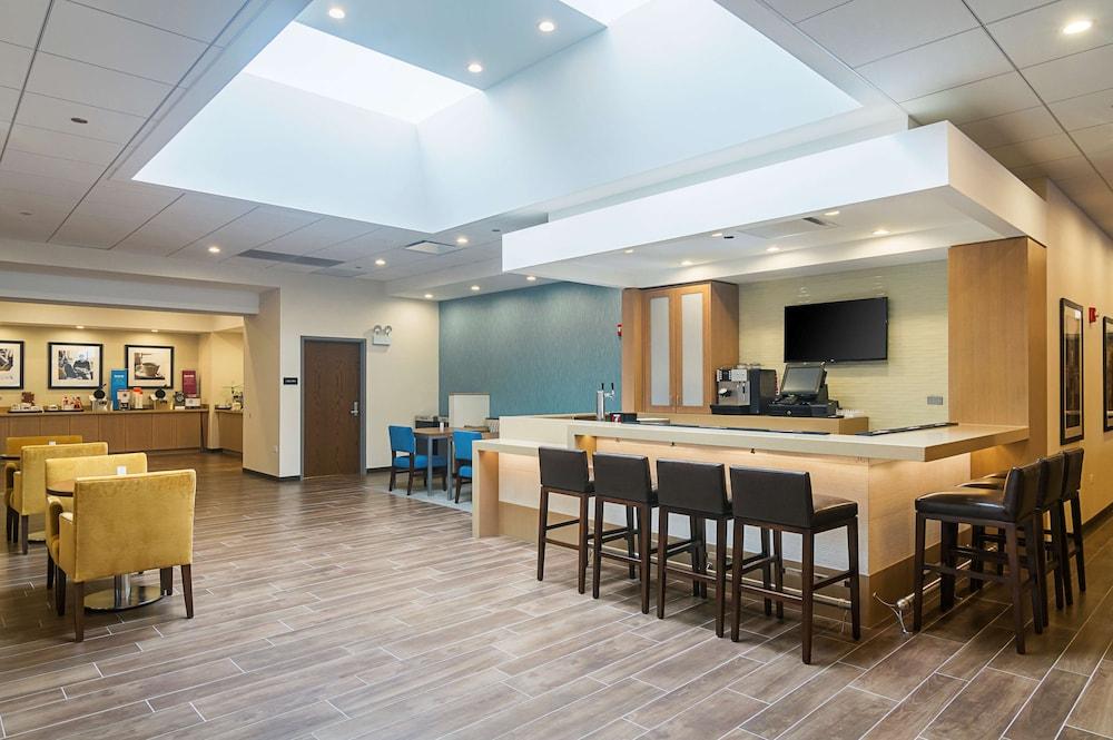 Hampton Inn Chicago North-Loyola Station photo 45