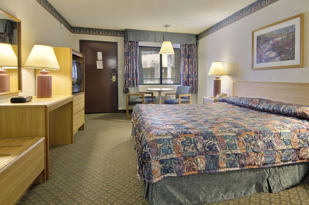 Travelodge by Wyndham Commerce Los Angeles Area photo 7
