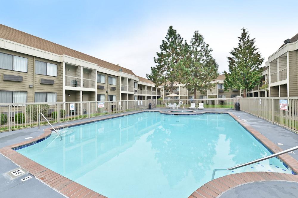 Ramada by Wyndham Kent Seattle Area photo 23