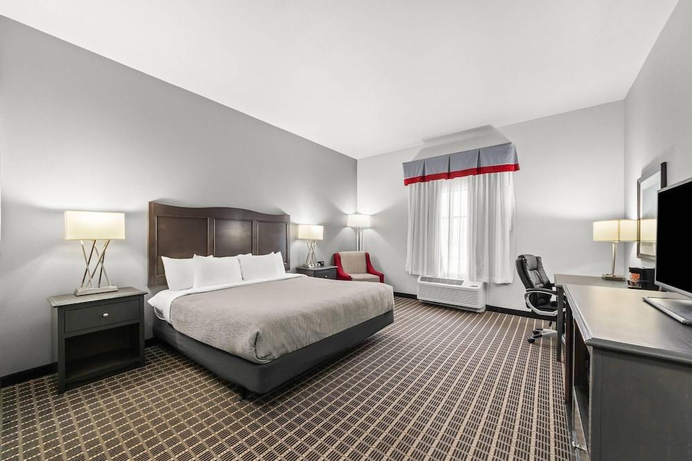Quality Inn & Suites Pearsall photo 27
