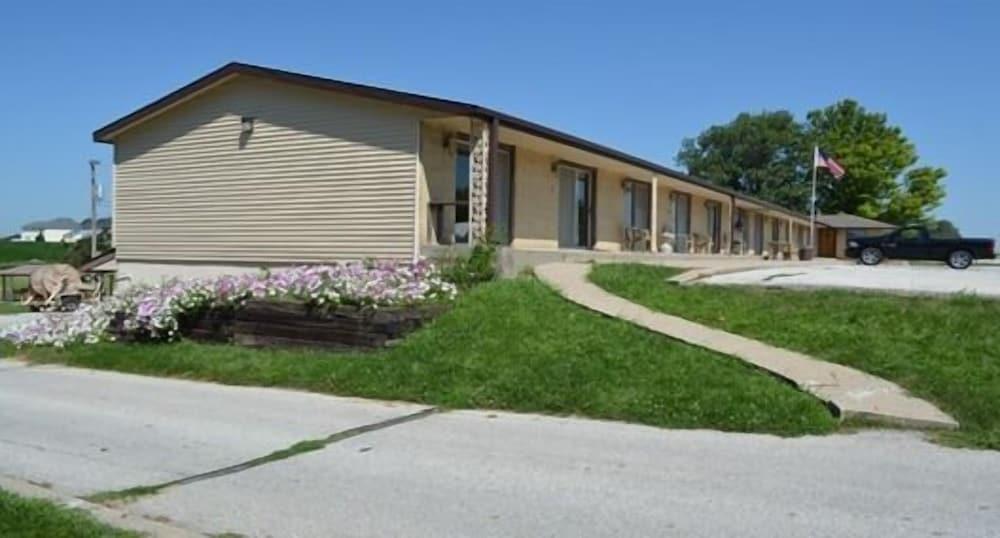 Edgetowner Motel photo 13