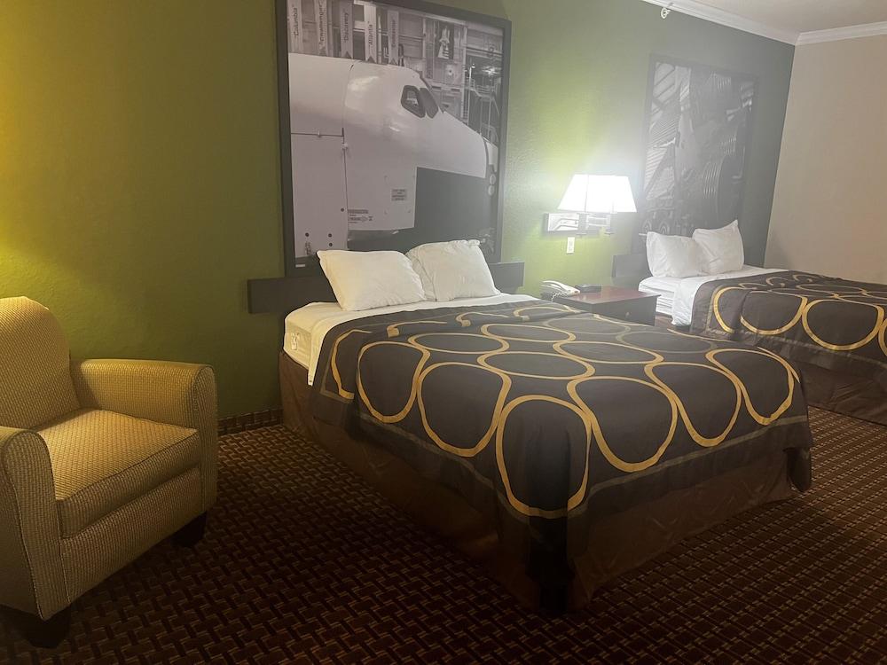 Super 8 by Wyndham IAH West/Greenspoint photo 14