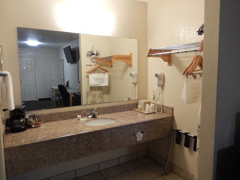 Pearsall Executive Inn photo 28