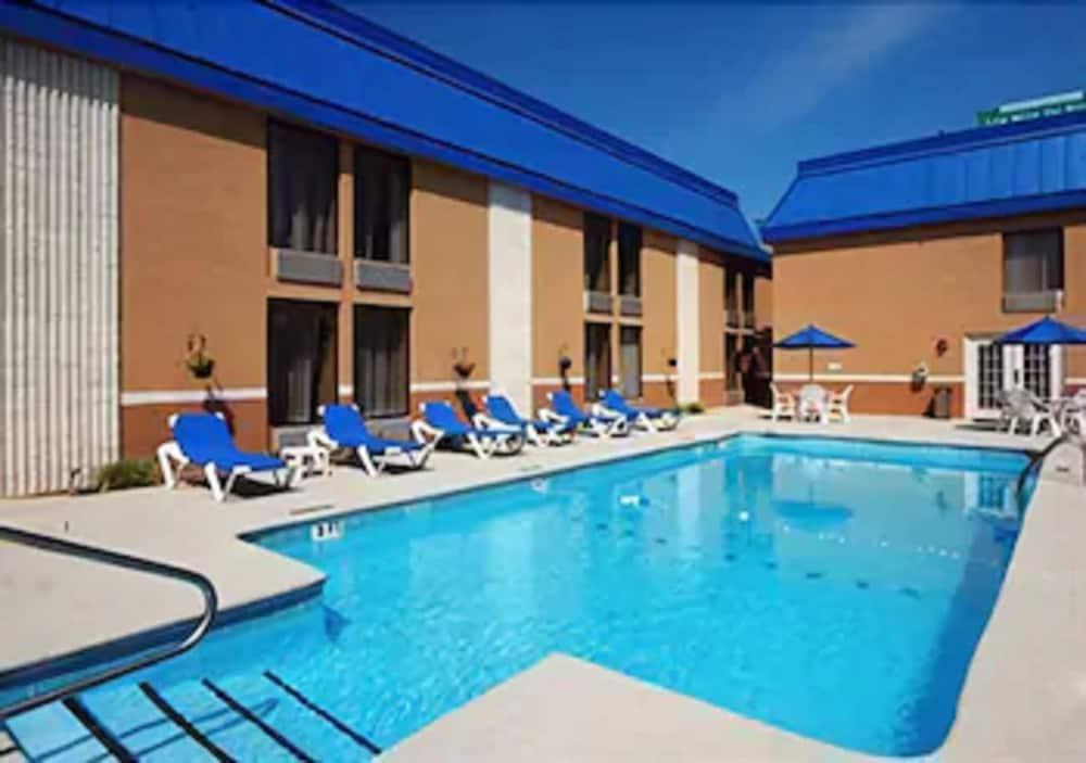 Quality Inn near Martinsville Speedway photo 31