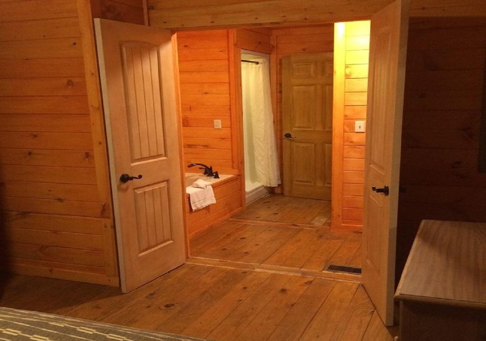 The Smokehouse Lodge and Cabins photo 7