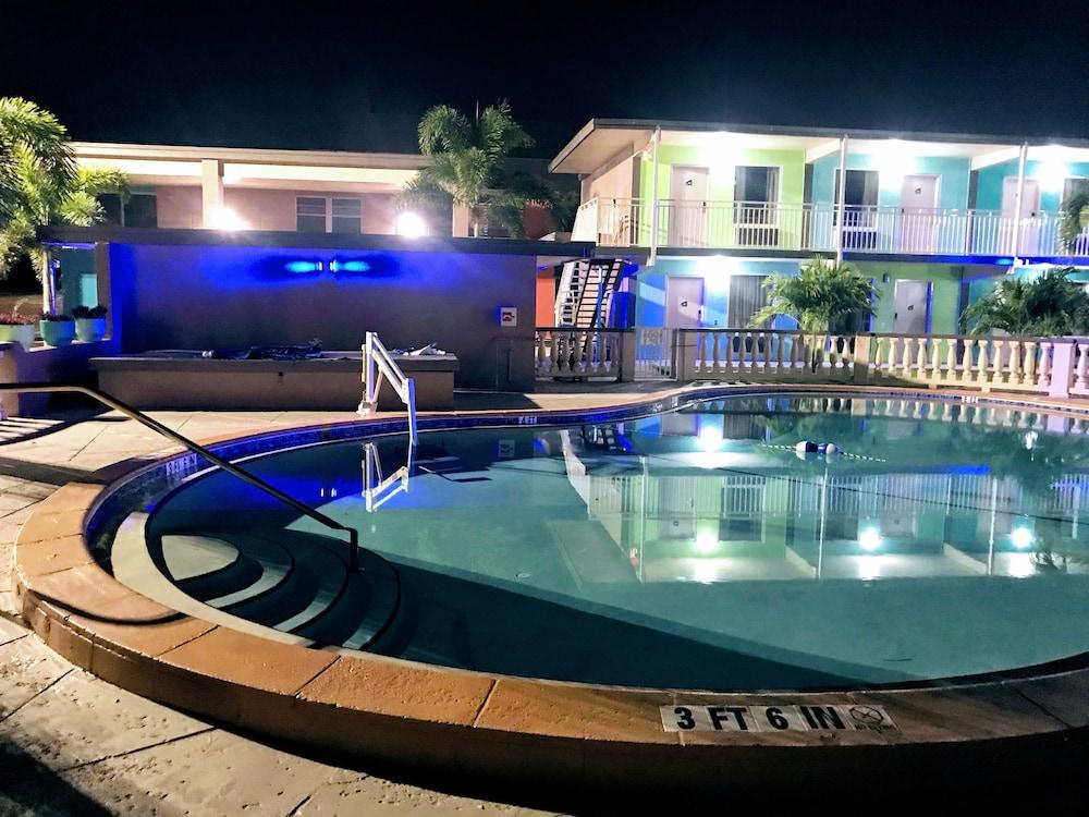 Tropical Inn & Suites photo 22