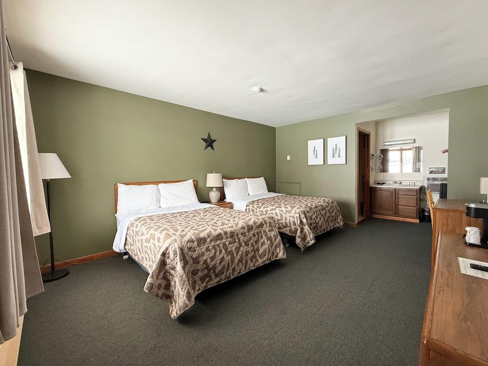 The Trail Inn - Newberry, MI - 13467 M-28 photo 26
