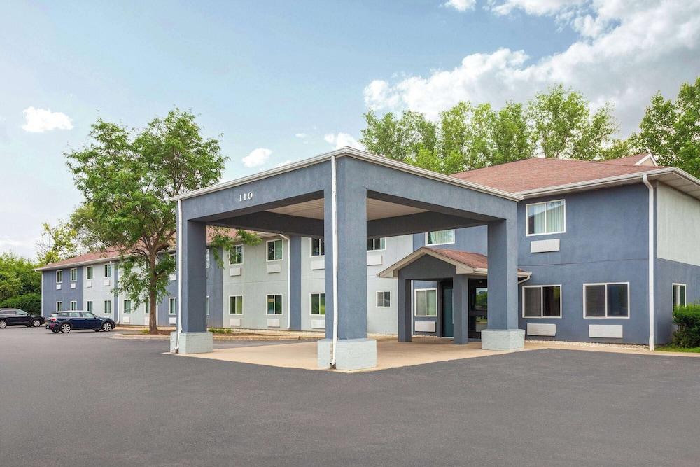 Super 8 by Wyndham McHenry/Fox Lake Area photo 25