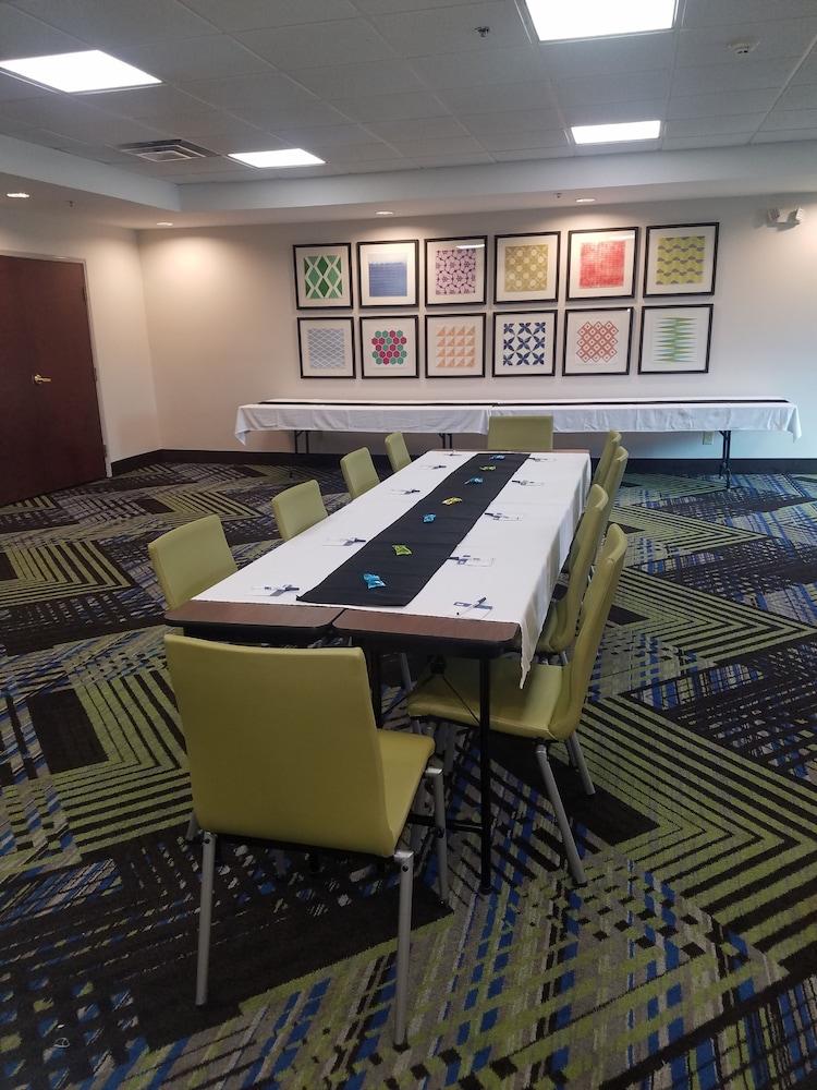 Holiday Inn Express Hotel and Suites Kingsport by IHG photo 25