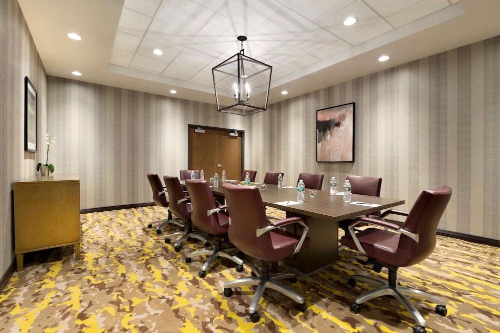 Hilton East Brunswick Hotel & Executive Meeting Center photo 33