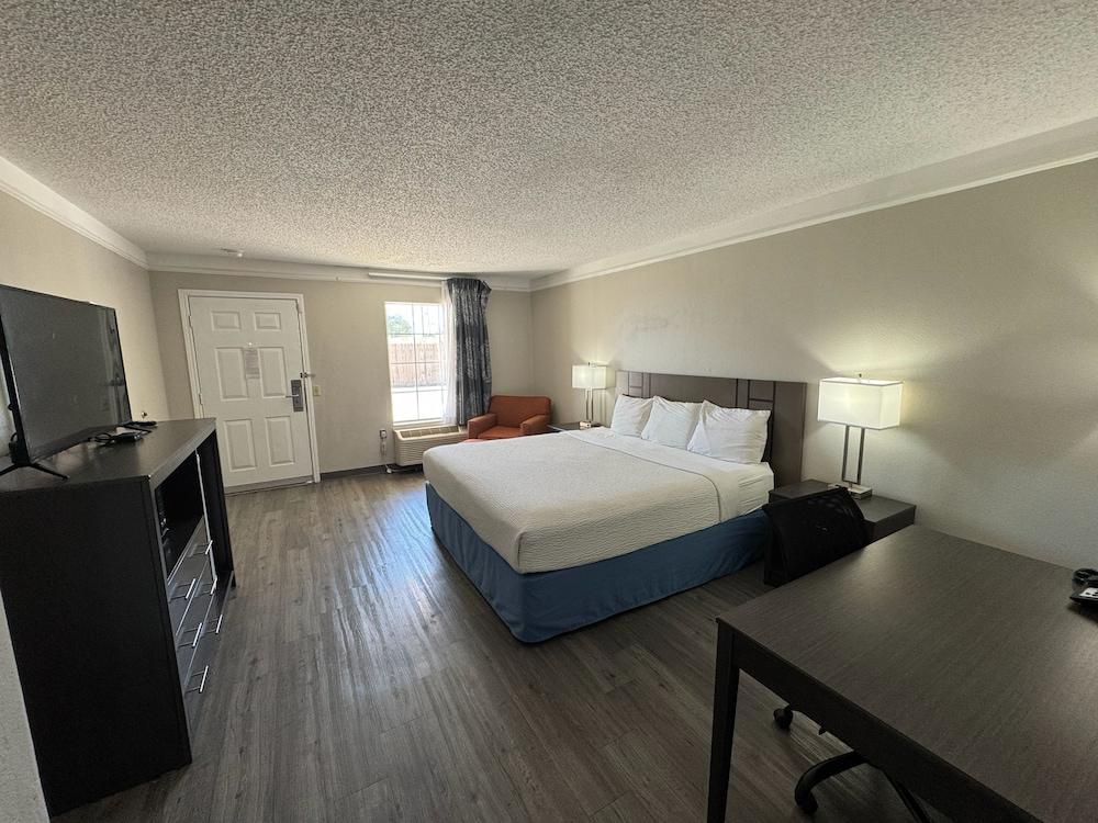 Capital O Georgetown TX I 35 photo 15
