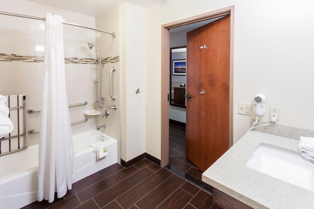 Holiday Inn Express & Suites Carpinteria by IHG photo 16