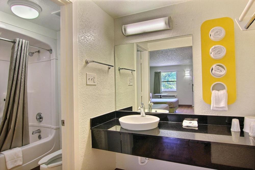 Motel 6 Austin, TX - Central Downtown UT photo 28