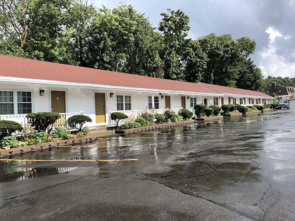 Chisholms Motor Inn photo 32