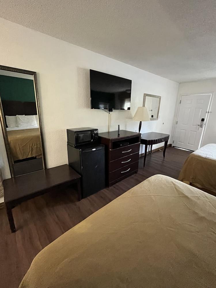 Pine Tree Inn photo 31