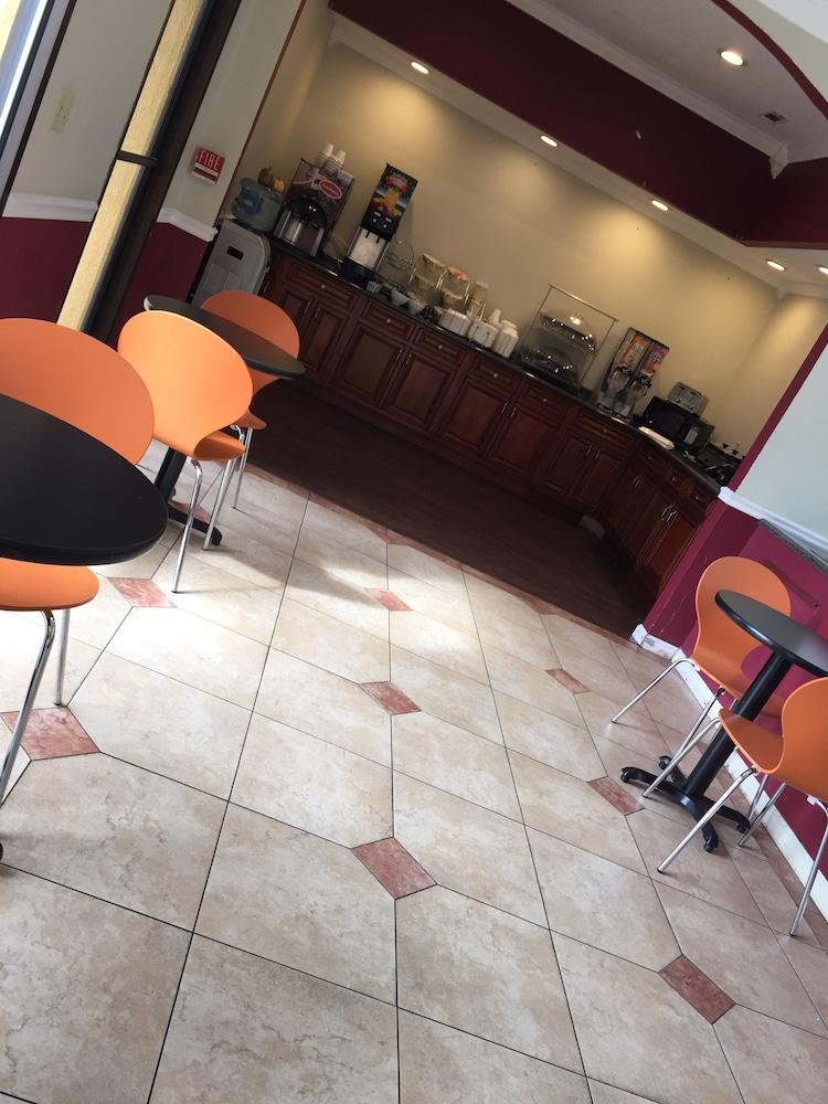 Howard Johnson by Wyndham Dothan photo 18