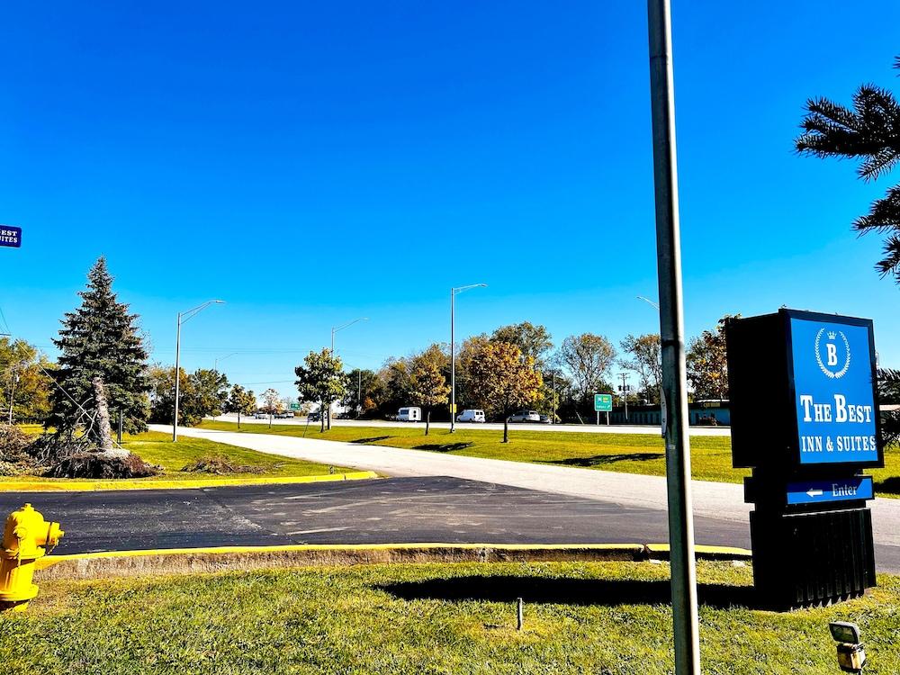 The Best Inn & Suites photo 1