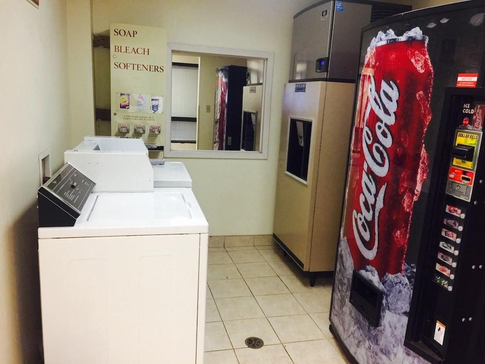 Texas Inn & Suites photo 16