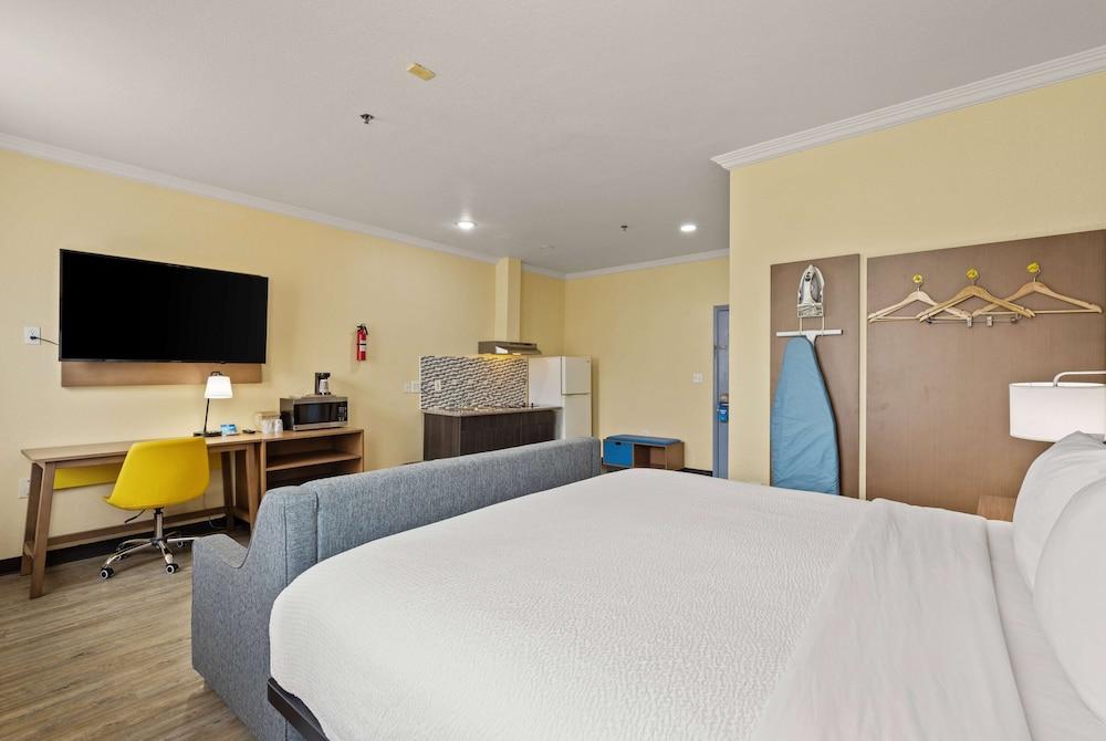 Days Inn & Suites by Wyndham Euless DFW Airport South photo 59