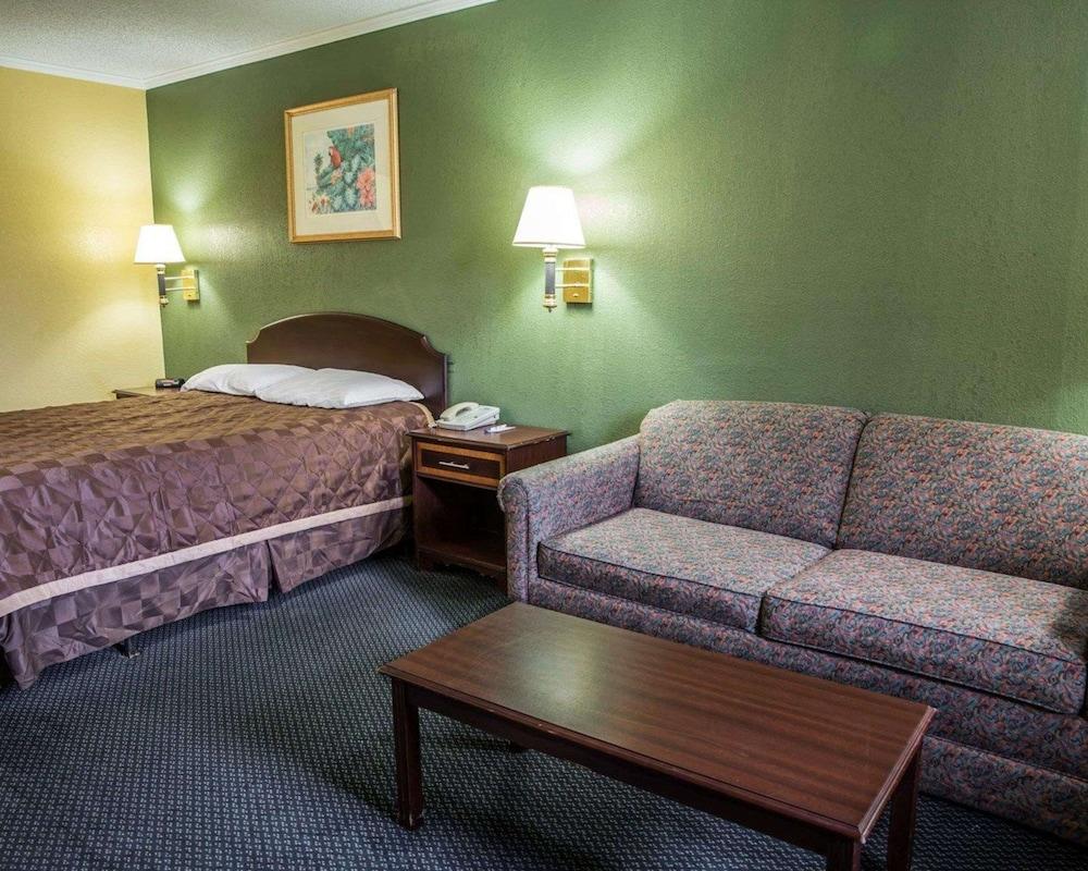 Rodeway Inn & Suites Plymouth Hwy 64 photo 15