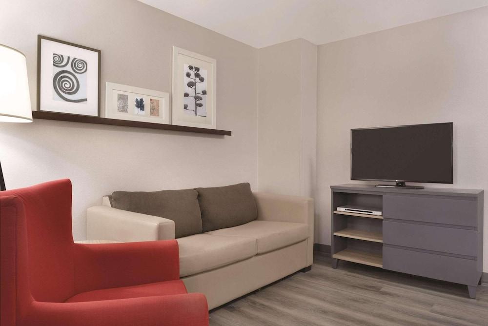 Country Inn & Suites by Radisson, Cedar Falls, IA photo 32