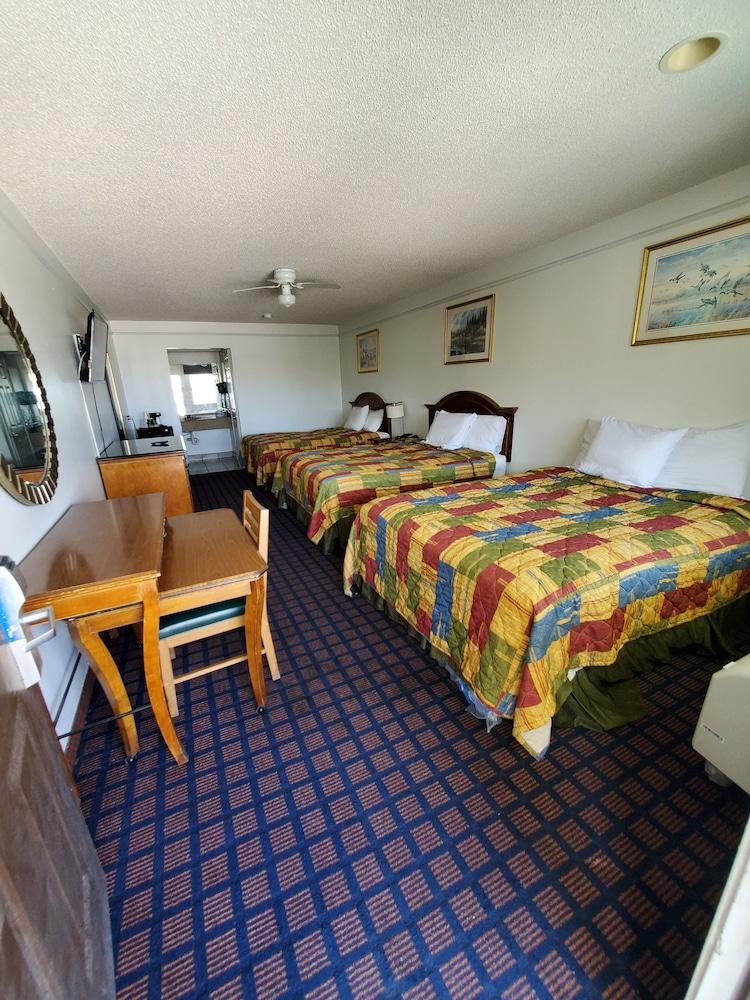 Deluxe Inn & Suites photo 20