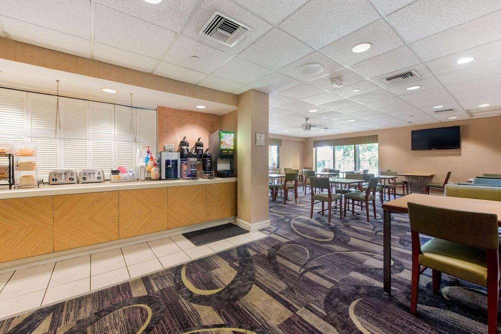 La Quinta Inn & Suites by Wyndham Ft Lauderdale Cypress Cr photo 30