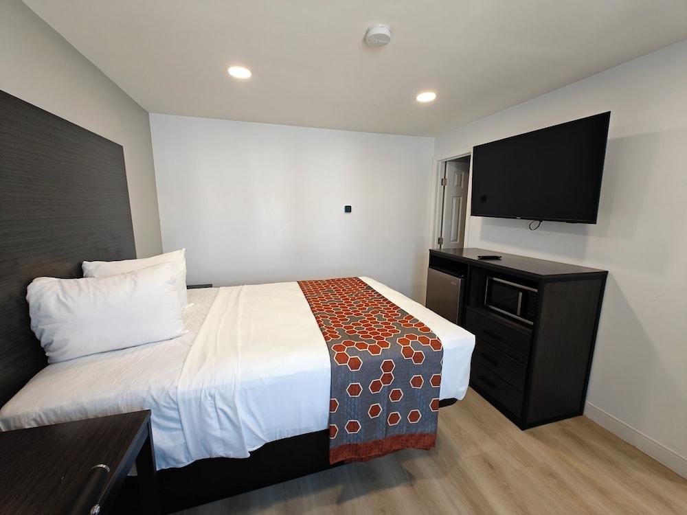 Casa Blanca Inn and Suites photo 11