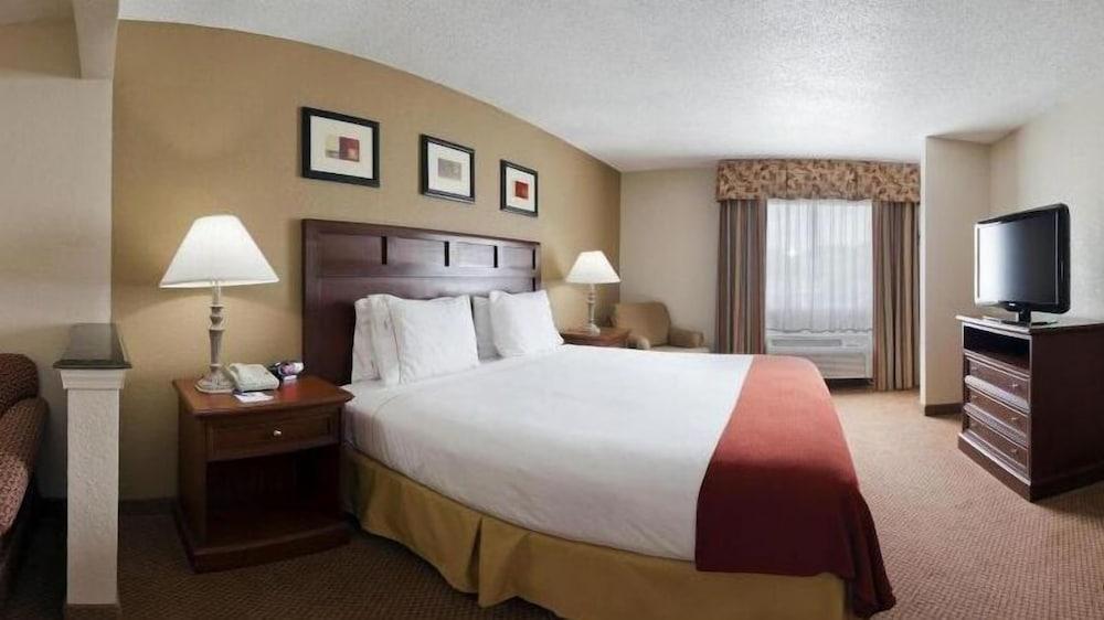Holiday Inn Express Hotel & Suites by IHG photo 3