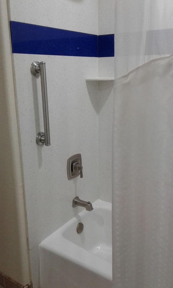 Holiday Inn Express & Suites Raymondville by IHG photo 17