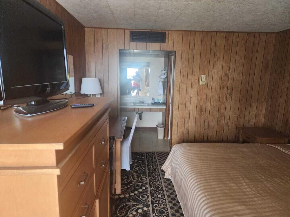 First Inn By OYO Quinter Hwy 70 photo 2