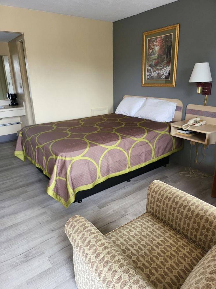 Budget Host Inn Bristol photo 10