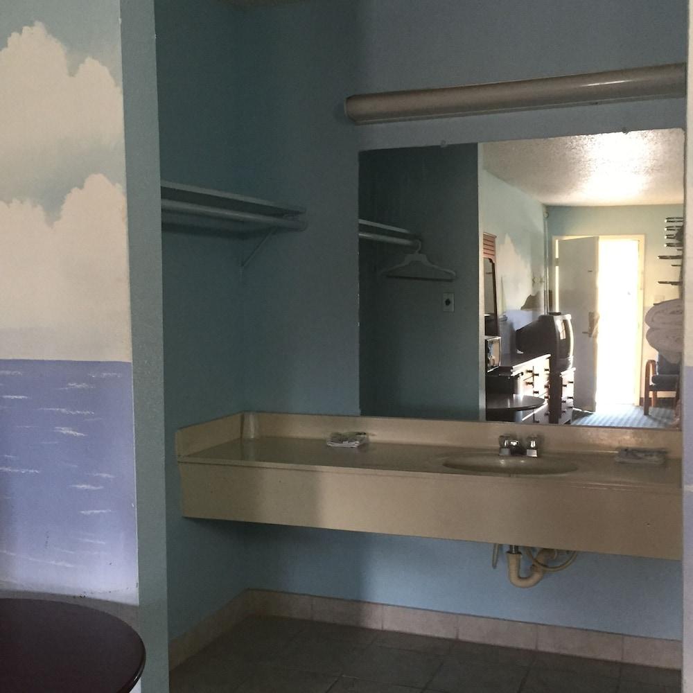 Guest Inn & Suites photo 24