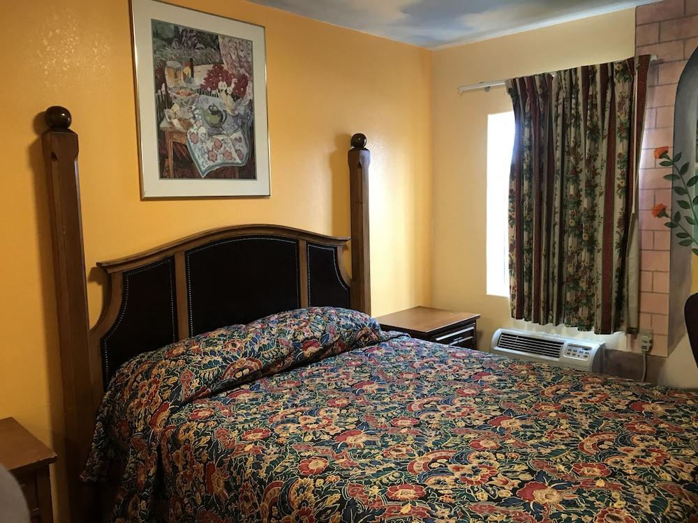 Deluxe Inn photo 8