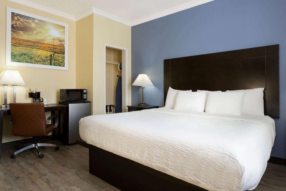 Days Inn & Suites by Wyndham Euless DFW Airport South photo 41