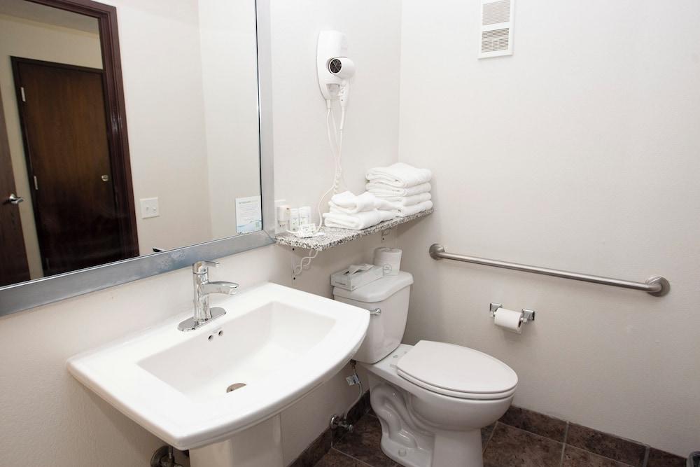 AmericInn by Wyndham Delafield-Waukesha-Milwaukee photo 5