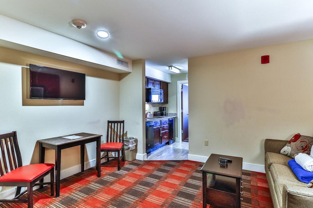 Polynesian Hotel & Suites Wisconsin Dells/Lake Delton photo 2