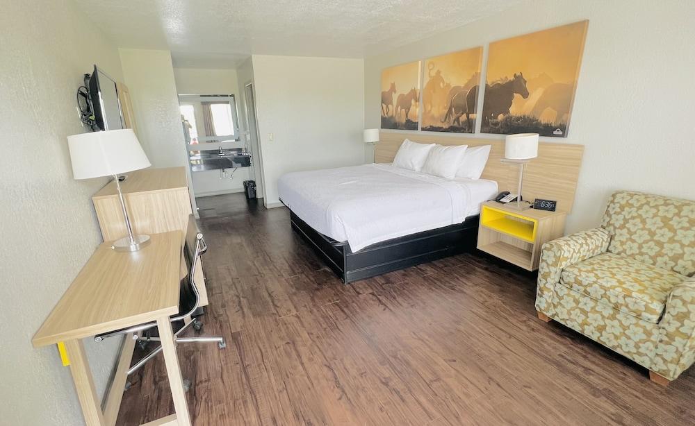 Days Inn by Wyndham Canton photo 24