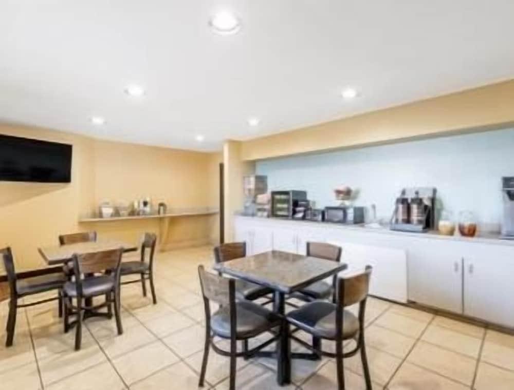 Super 8 by Wyndham Midland photo 10