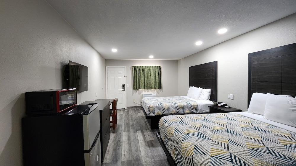 Scottish Inn & Suites photo 33