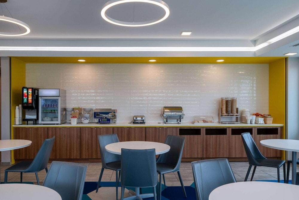 Microtel Inn & Suites by Wyndham Winchester photo 25