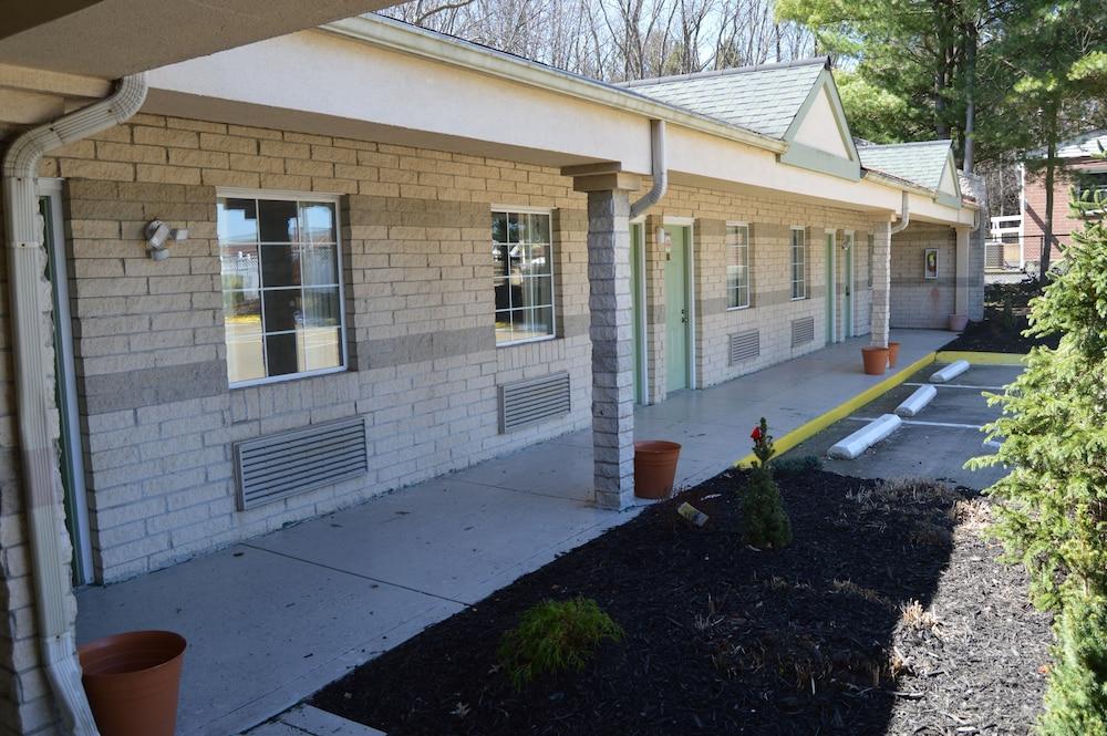 Economy Inn - Akron photo 2