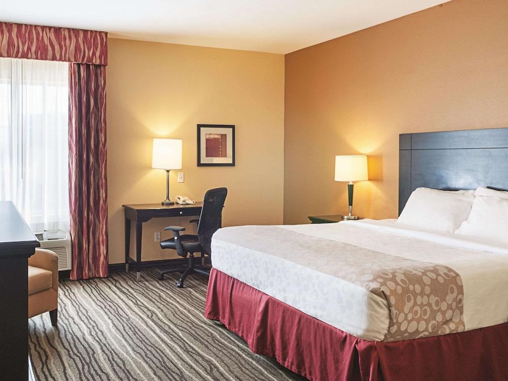 La Quinta Inn & Suites by Wyndham Slidell - North Shore Area photo 12