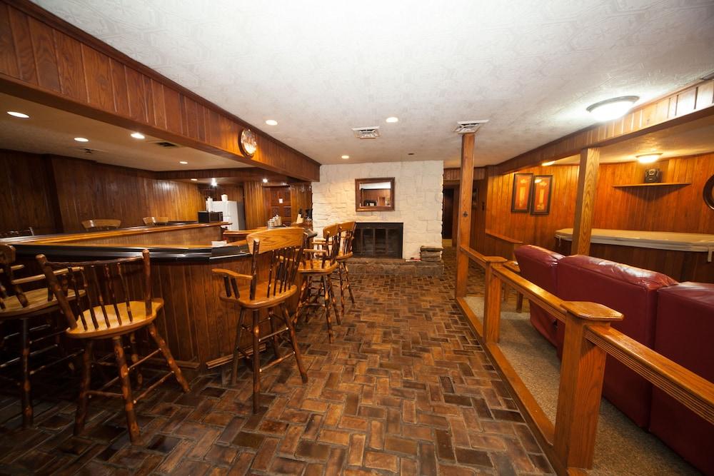 Log Cabin Lodge & Suites photo 34