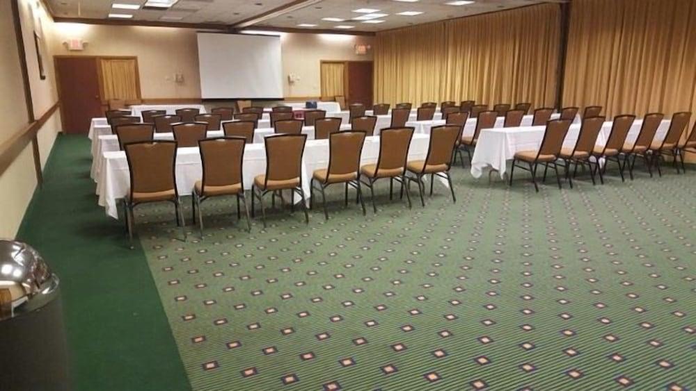 Howard Johnson by Wyndham Merrillville photo 16