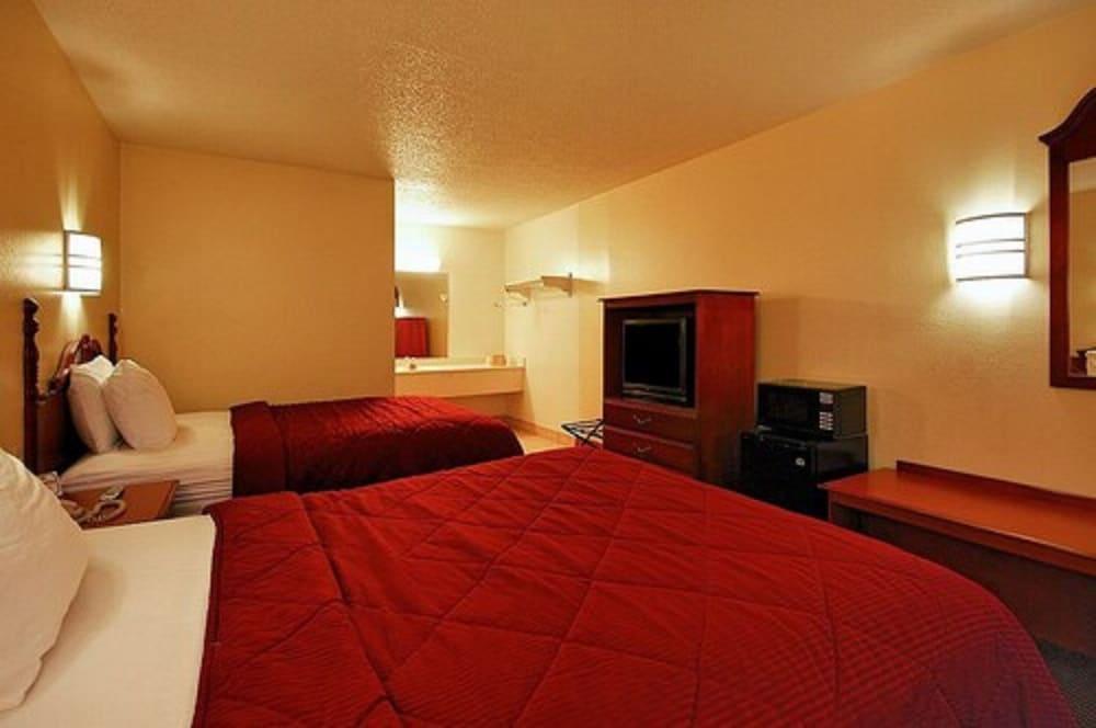 Super 6 Inn & Suites photo 21