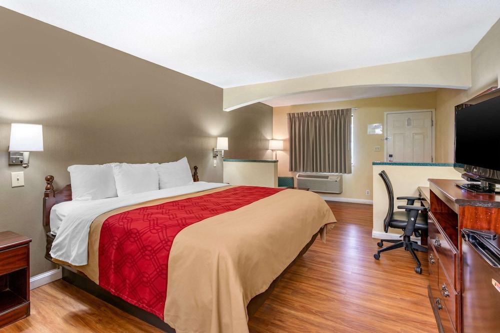 Econo Lodge Inn & Suites Southeast photo 22
