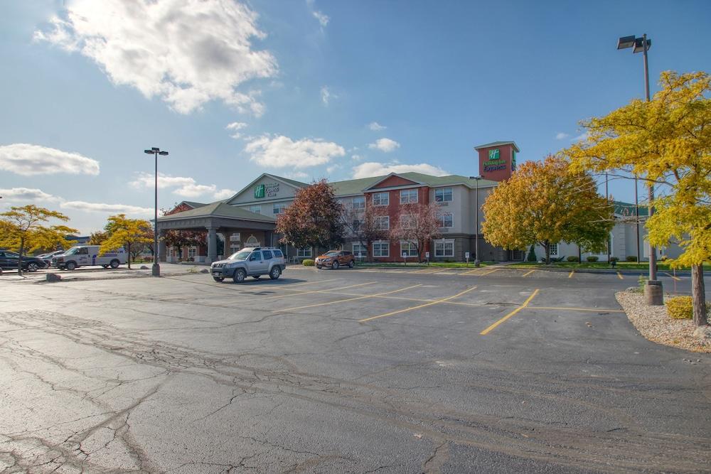 Holiday Inn Express Hotel & Suites Oshkosh by IHG photo 54