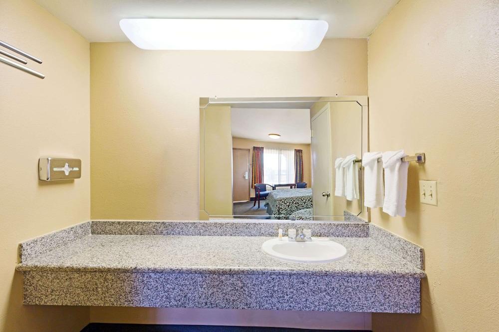 Days Inn by Wyndham Fontana / Rialto photo 12