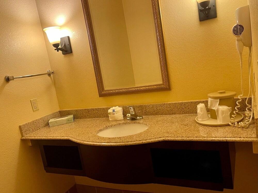 Sunbridge Inn and Suites photo 34